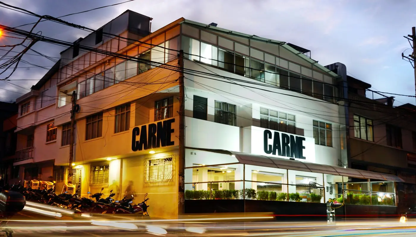 Fachada de Restaurante CARNE sobre la avenida Boyacá en Pasto